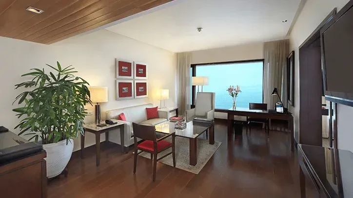 Deluxe Ocean View Suites.